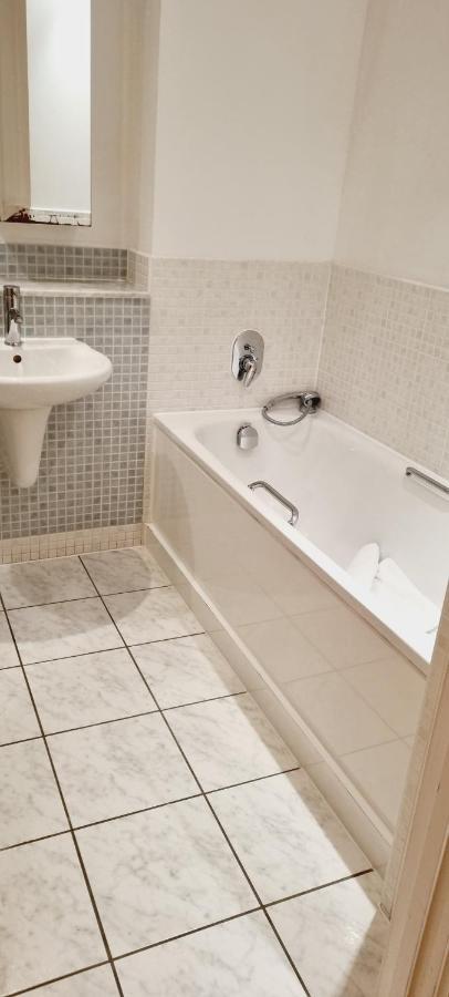 Luxury Canary Wharf Apartment With Free Parking London Exterior photo